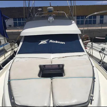 Barco En ספינת מלון *
